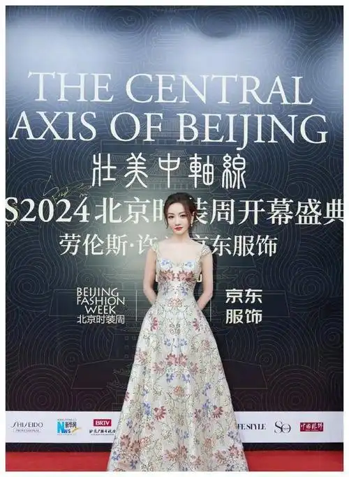 杨蓉绝美时刻身高不够身材来凑内娱最美性感花瓶