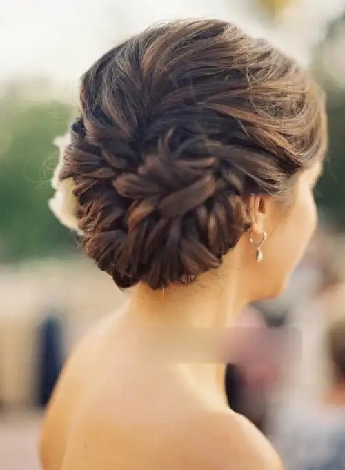 麻花辫盘发 打造清新优雅的***感新娘发型