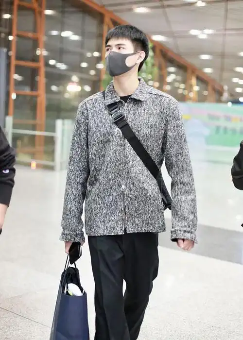 陈飞宇街拍:灰色花呢夹克阔腿裤麂皮休闲鞋成熟boy