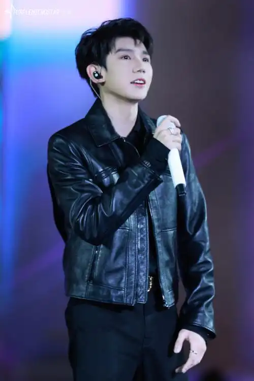 王源绿海##王源出席qq音乐巅峰盛典