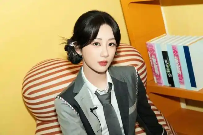 杨紫|新造型温柔俏皮学姐风来啦!