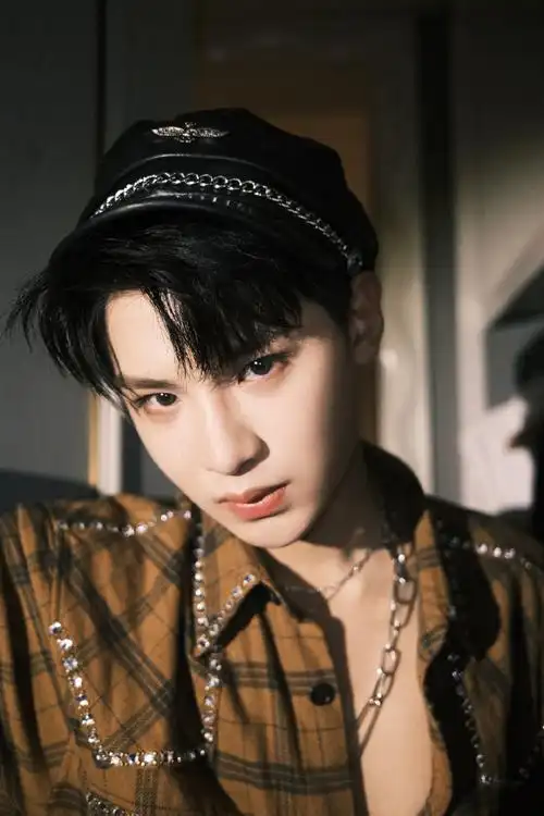 黄明昊freedom舞台##黄明昊不规则破洞皮裤