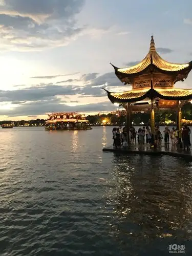 晒晒西湖的夜景,来杭州旅游的朋友看过来