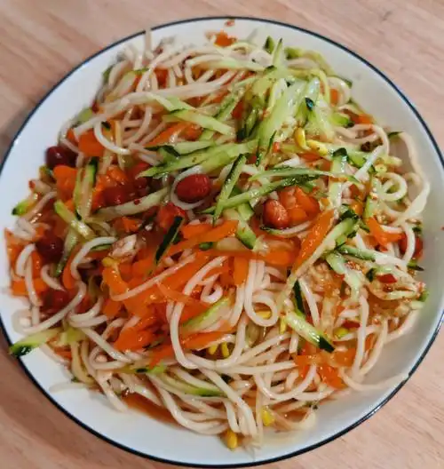 分享一款我超爱的酸辣凉拌面做法,承包我整个夏天的快乐00～食材