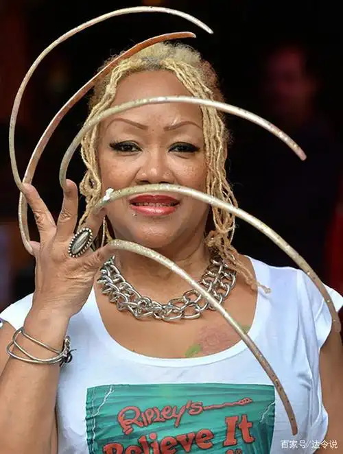 记"世界上最长指甲(女性)拥有者"的生活日常