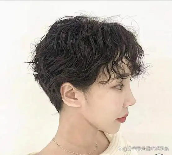 这款超短烫发也非常适合春夏季节,好打理又超显脸小,满满的日系感短发