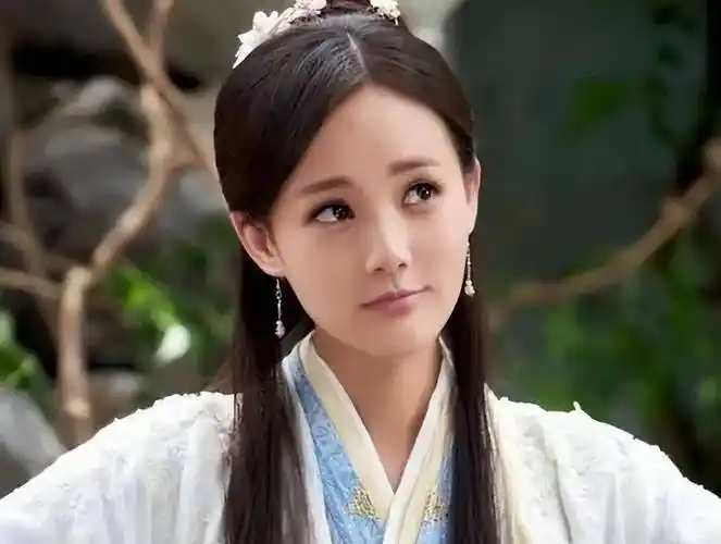 33岁李一桐跟小7岁毕雯珺恋情曝光,在横店同居?