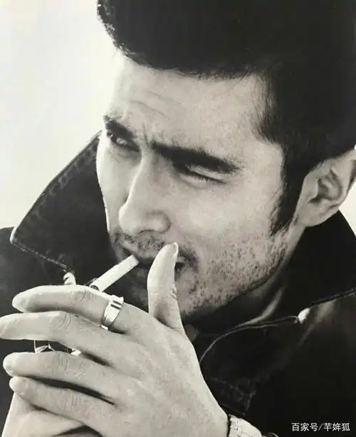 的高伟光看上去比现在还具有沧桑感,其实微微的络腮胡须真的挺男人呀