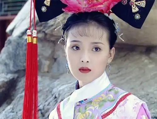 王艳扮演的晴儿温柔善良知书达理,尽管被翻拍过很多次,但是都没有被