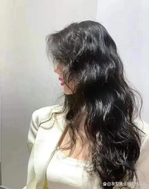 烫发既显时尚,又显得头发蓬松看起来更有发量,头发多就显年轻,可以不