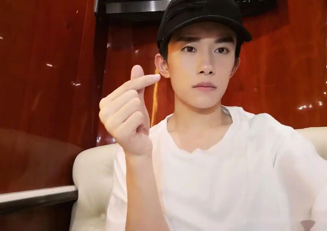 我很快乐,谢谢",每一年易烊千玺都会如期与粉丝比心感谢,粉丝们也纷纷