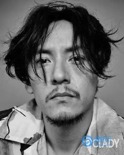 张震没胡子时就是普通小生一枚,五官也没什么可挑剔却总觉得缺少了点