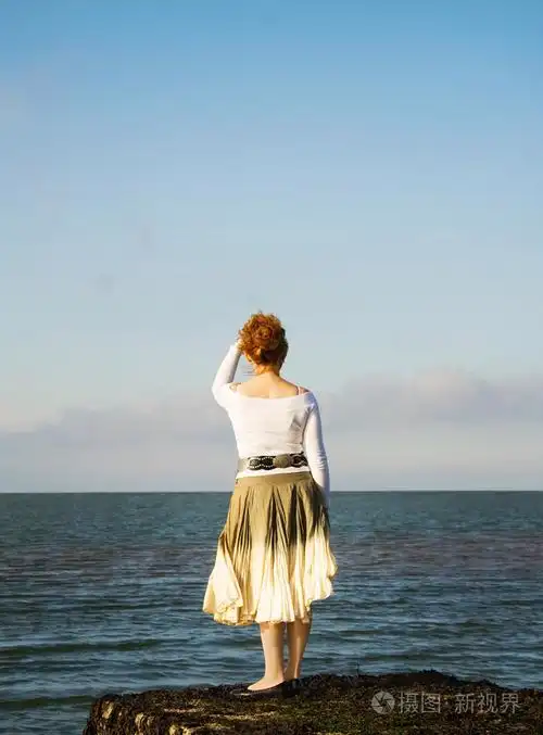 看着大海的女人