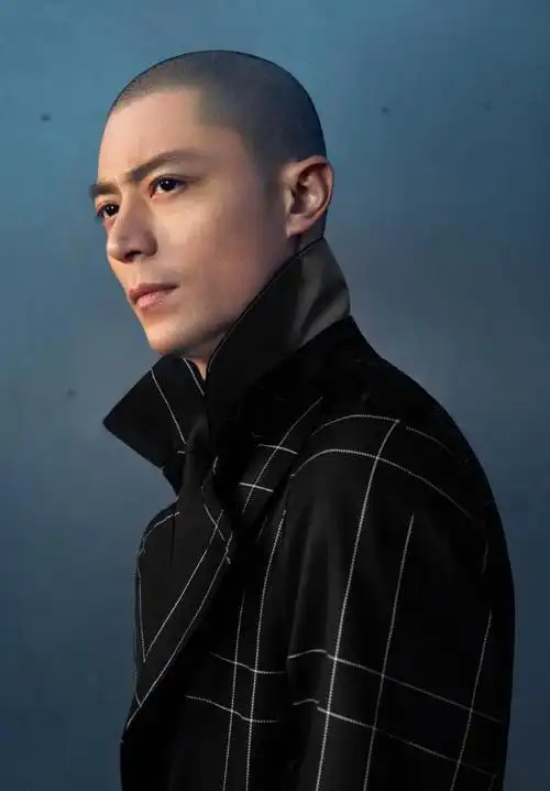 霍建华再爆光头大片 酷感十足