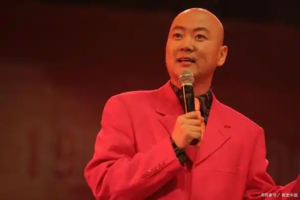 郭冬临先生在表演小品《取钱》节目,主要讲的是一位老太太受人蒙骗