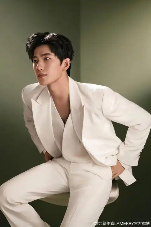 入戏星途  为不同角色多面诠释  身着 lamerry 秀款西服  演员杨洋