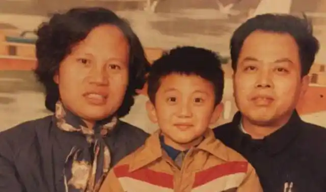 邓超小时候家庭条件一般,再加上要养育四个孩子,一家人过得捉襟见肘.