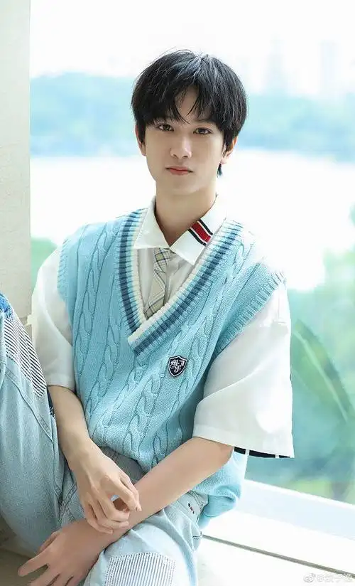 敖子逸发布一组直播造型写真穿蓝色马甲搭白t运动清新