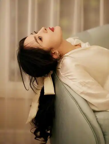 杨幂今日份活动造型图