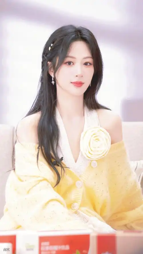 杨紫编发山茶花