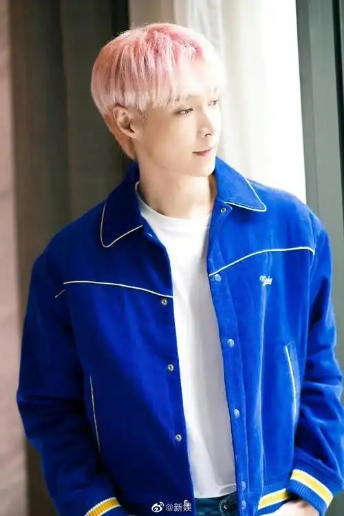 张艺兴粉发蓝衣比心照#张艺兴新图来啦[憧憬]粉色头发搭配蓝色曳