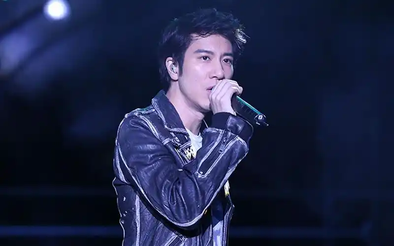 王力宏《改变自己》压轴出场 时代梦想巨星跨年演唱会