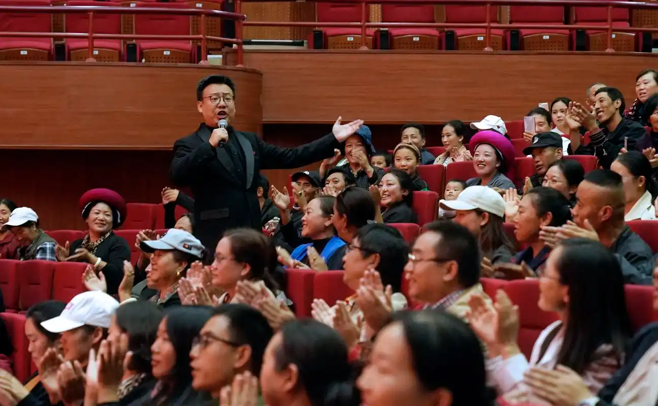 中央歌剧院歌唱家赵一峦走进观众席演唱歌曲