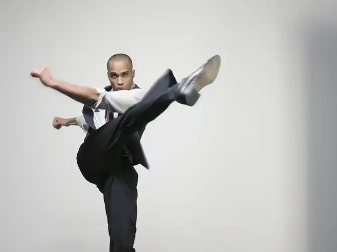 踢腿的外国黑人商务男性高清图片图片