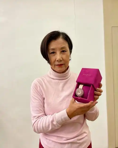 74岁汪明荃没开美颜秃眉黄斑脸自然下垂素颜老了才正常真实