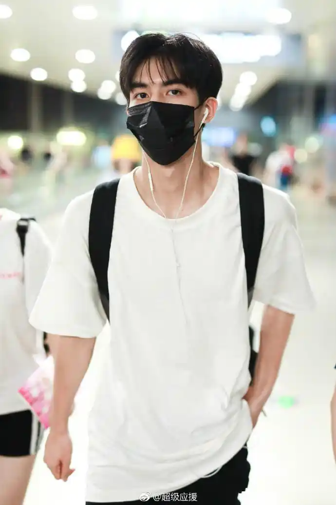 宋威龙口罩遮面穿白色t恤现身机场,是一个清爽帅气的白衣少年!