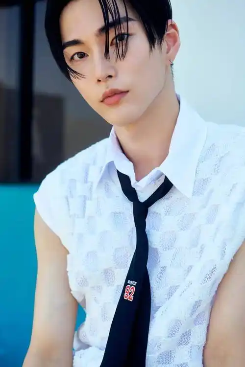 20岁韩国男爱豆在路边抽烟神态嚣张,曾未成年开房,更多黑料被扒_洪胜