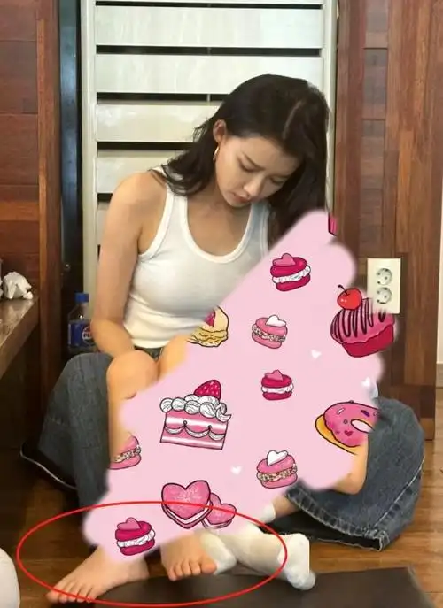 孙怡露脐装破怀孕谣言:肚皮松弛腰上满是赘肉,怒视女儿表情太凶