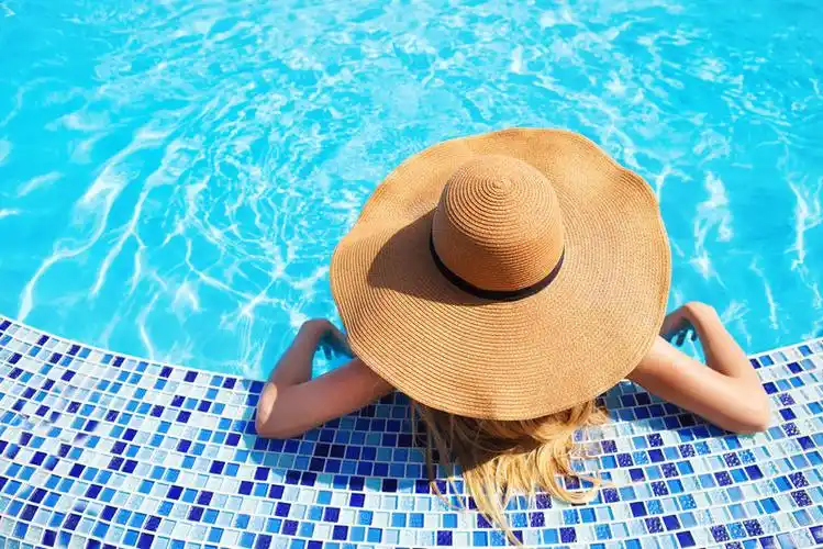 在游泳池里游泳的年轻人在水下爬行