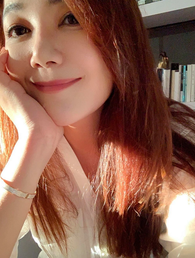 梁静茹晒照长发披肩温婉浅笑 单手托腮肤质白皙