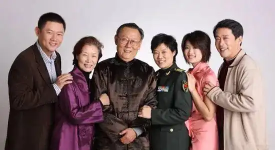 老戏骨吕中:嫁给小学同学恩爱53年,丈夫病逝后,影后儿媳何琳陪她走过