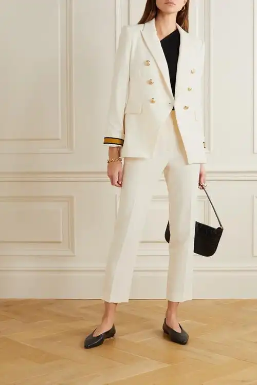 不妨搭配你心爱的牛仔裤和 t 恤,打造休闲且利落的造型.