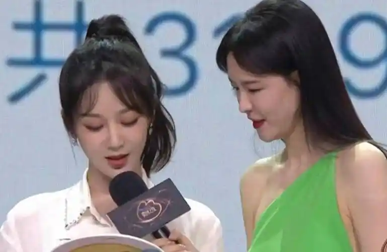 微博之夜,杨紫与杨幂同框,迪丽热巴神似,胡歌与刘亦菲一起领奖!