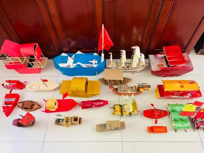 磐安县仁川小学用可回收物制作南湖红船