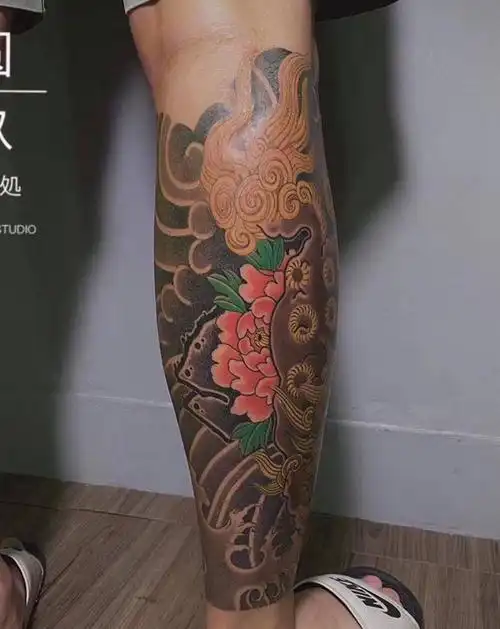 老传统花腿子纹身图片_腿部老传统唐狮子纹身图案