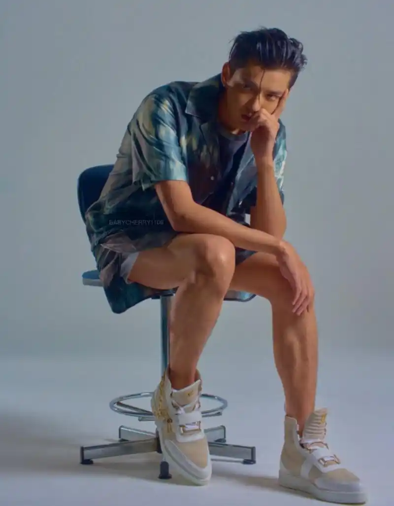 吴亦凡《crash》杂志图出炉 高端时尚浓浓法式风