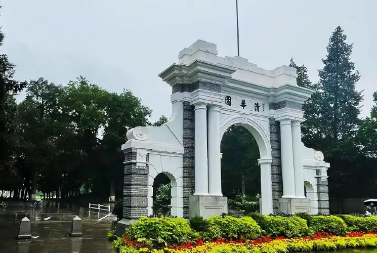 一组清华大学教室照片走红,引来网友热议,称学生吃相太难看