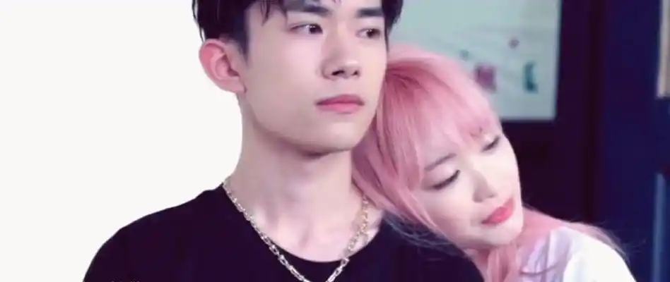 耳朵这么红还被强吻的易烊千玺你们见过吗?网友:放着我来!