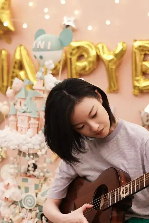 倪妮生日派对现场温馨有爱 抱吉他摆拍笑容灿烂