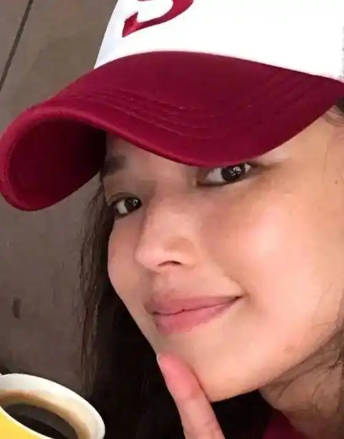 也就舒淇有这资本,晒纯素颜照还不遮雀斑,穿红卫衣好青春活力!