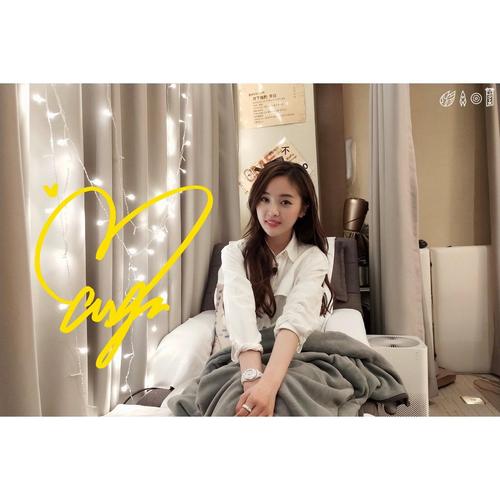 火箭少女 吴宣仪 亲笔签名照片新款热门宣传照签名照  32   号