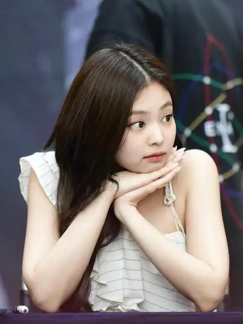 jennie私服又更新,牛油果绿上衣秀出小细腰,歪头嘟嘴好萌