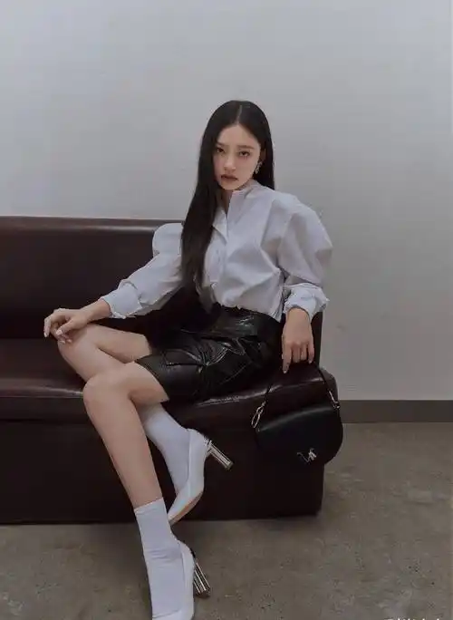 原创林允西装不系扣子自信秀出小蛮腰配及膝时尚袜美腿修长抢镜