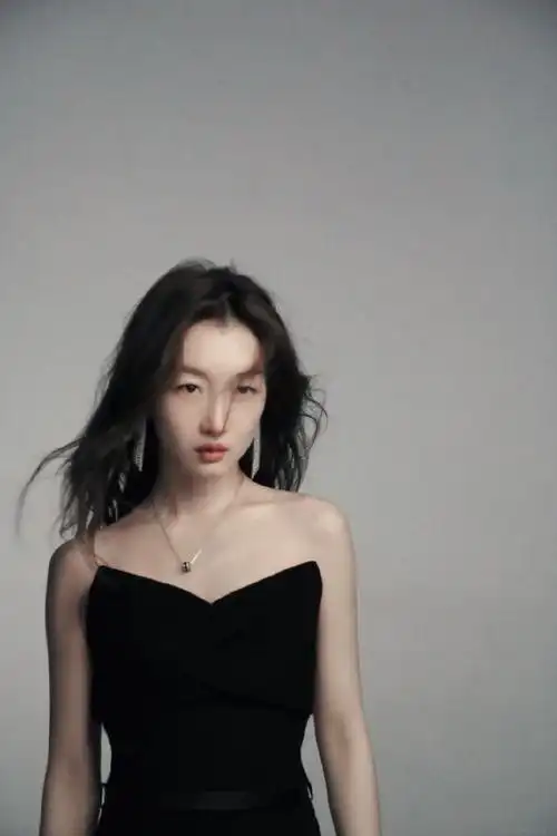 周冬雨身穿黑裙长发飘飘 随意摆拍尽显时尚范_腾讯新闻