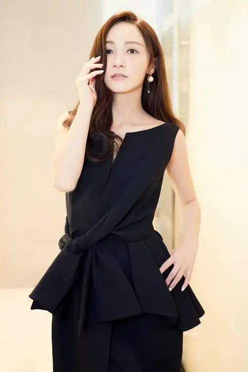 姚笛长卷发优雅现身巴黎时装周,黑色礼服大气干练超吸睛