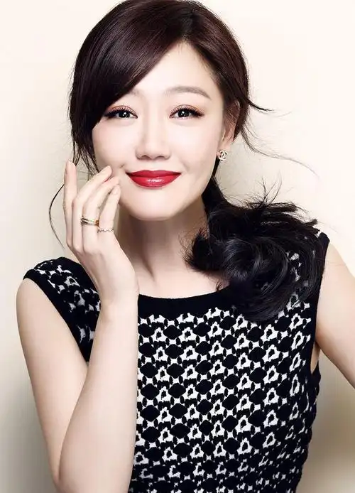 魅惑红唇薛佳凝